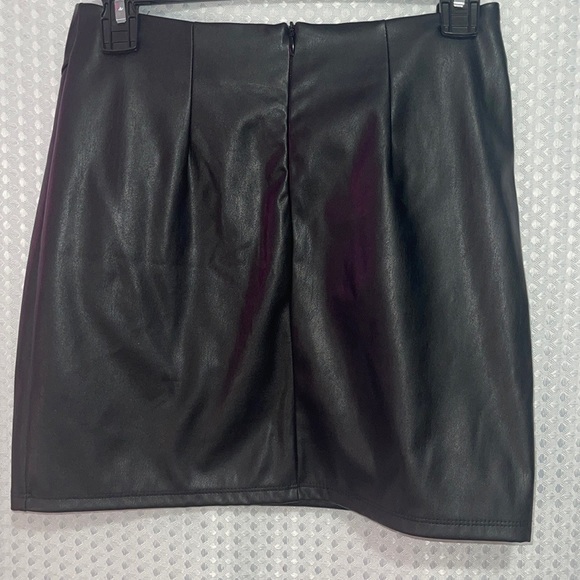 NWT Blue Blush Women Black slit Faux Leather Skirt S. - Picture 3 of 4